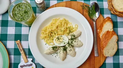 Sopa de pollo con fideos y albóndigas
