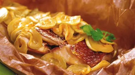 Loup de mer cuit au four avec des courgettes à la sauce à l'orange