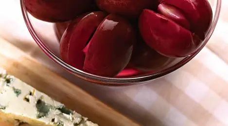 Prunes marinées à l'ail