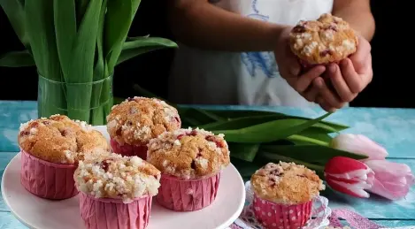 Delicati muffin con frutti di bosco e crosta di zucchero