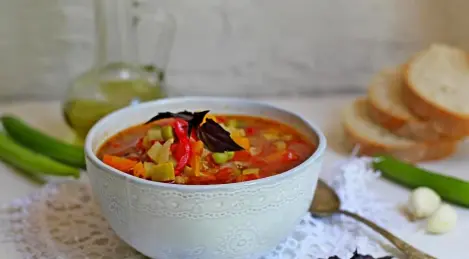 Soupe aux légumes d'été facile