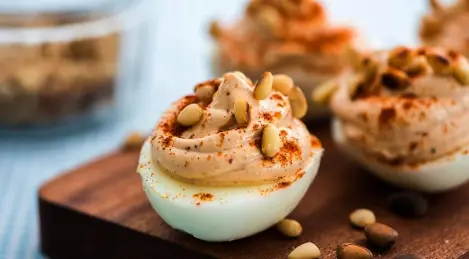 Huevos rellenos de hummus