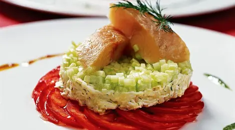 Salade aux crabes et poisson-chat