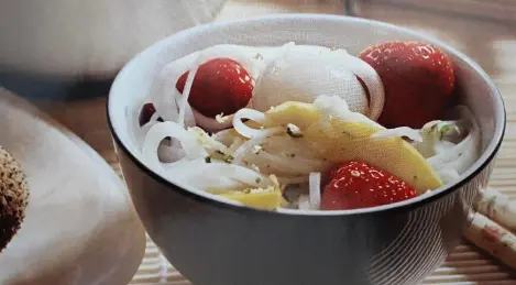 Rice noodles with fruits