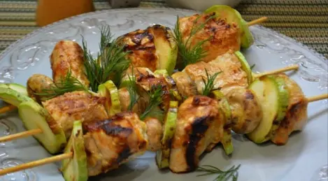 Brochettes de poulet marinées au gingembre et aux agrumes