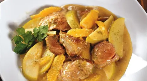 Petto d'anatra stufato con mele e arance