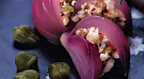 Zwiebel gefüllt mit Hähnchenfilet