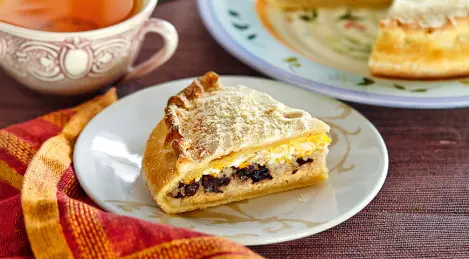 Gubadia with a court