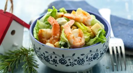 Insalata Caesar con vari condimenti