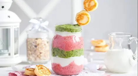 Beau petit-déjeuner sain avec du fromage cottage, des épinards, des fraises et des micro-gâteaux au fromage