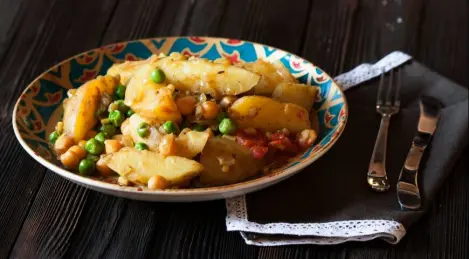 Patate al curry, ceci e piselli