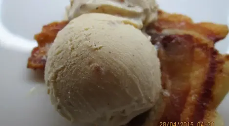 Helado cremoso con tocino caramelizado