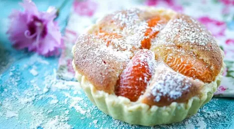 Tartlets with almond frangipane and apricots