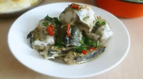 Gebackener Seelachs mit Chili und Fenchelsamen