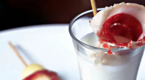 Weiße Knoblauchsuppe mit Melone und Jamon