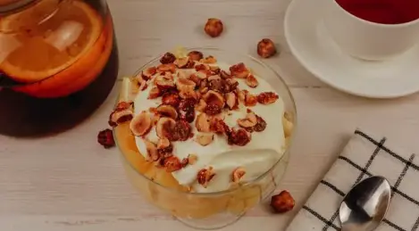 Fruit salad with cream sauce