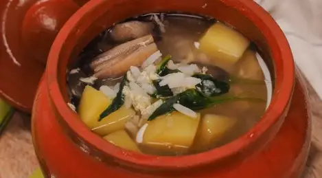 Suppe mit marinierten Pilzen