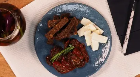 Sonnengetrocknete Tomaten mit Käse