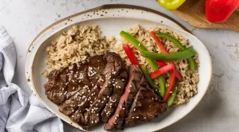 Schnelles Rindersteak mit Reis und Paprikagarnitur