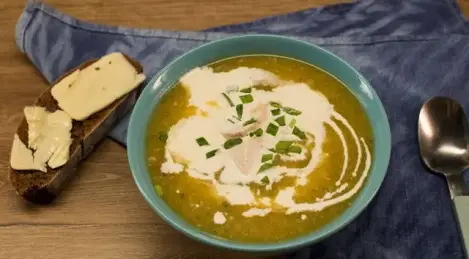 Cream soup with chicken and cream