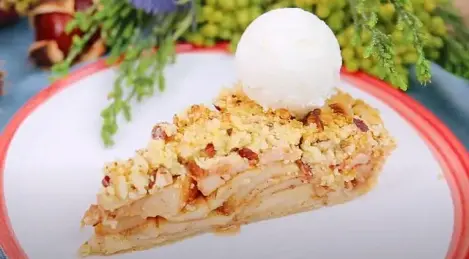 Shortbread pie with apples and nut topping