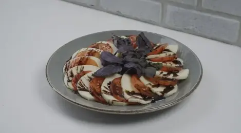Caprese-Salat mit Pink Paradise-Tomaten