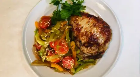 Steak mit gedünstetem Gemüse