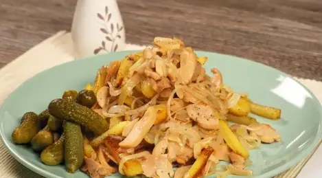 Bratkartoffeln mit Dosenpilzen in einer Pfanne