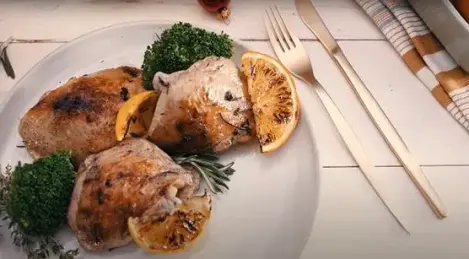 Hähnchen mit Zitrusfrüchten und Kräutern gebacken