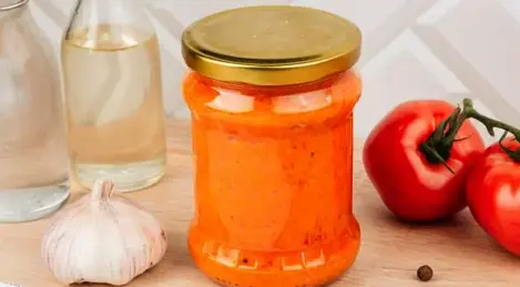 Tomaten-Lecho für den Winter mit Karotten und Paprika
