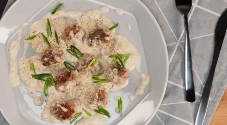 Meatballs in sour cream