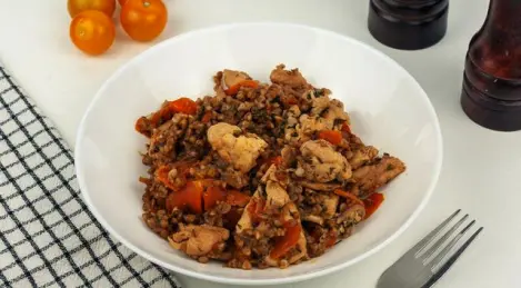 Grano saraceno alla mercantile con petto di pollo