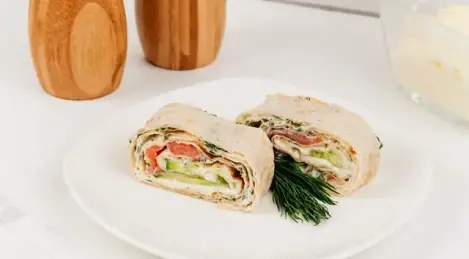Rotolo con salmone, formaggio fuso e cetriolo