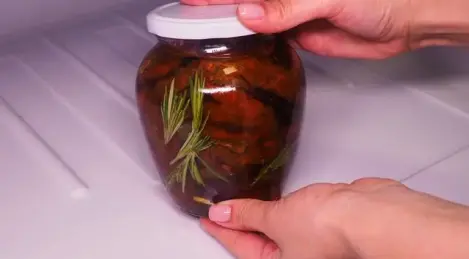 Sun-dried tomatoes with garlic
