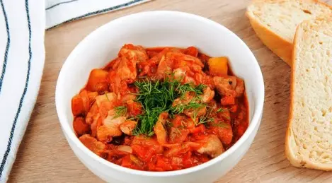 Soljanka mit Kohl und Kartoffeln