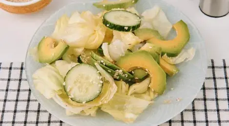 Insalata di avocado, cetriolo e cavolo