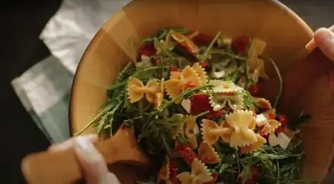 Nudelsalat mit Paprika und Pesto