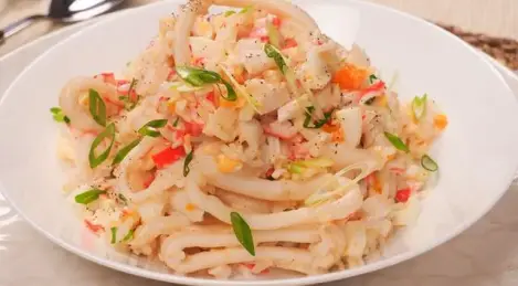 Salat mit gebratenem Tintenfisch