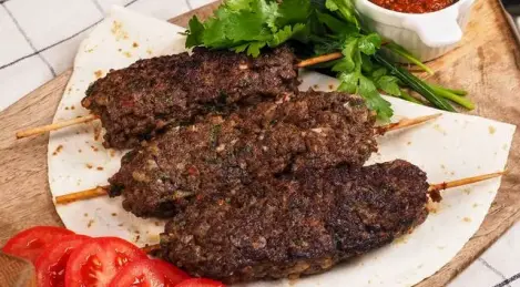 Lula-Kebab in einer Bratpfanne
