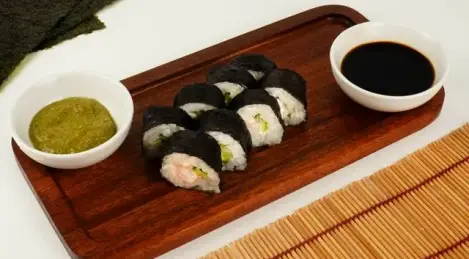 Rolle mit Garnelen, Gurke und Frischkäse