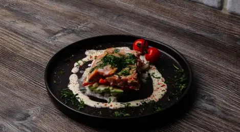 Salmone rosa al forno con riso e verdure