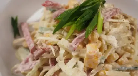 Salat mit Kohl und geräucherter Wurst