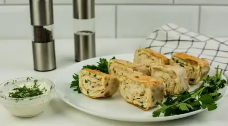 Lavash appetizer with chicken and processed cheese