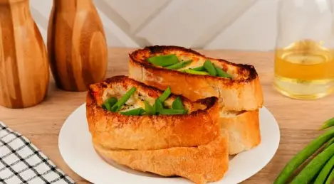Crutones de queso con huevo al horno