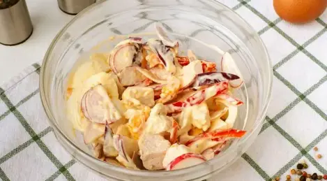Salat mit Hühnchen und Radieschen