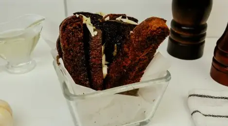 Crutones de pan negro con ajo