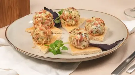Käse mit eingelegten Gurken