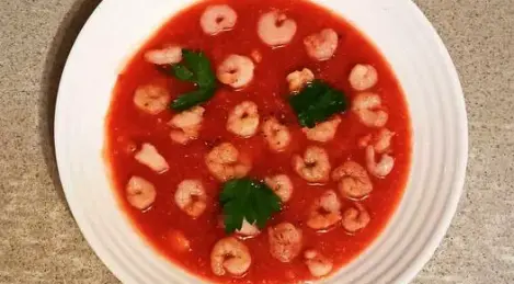 Aromatische Gazpacho mit Garnelen