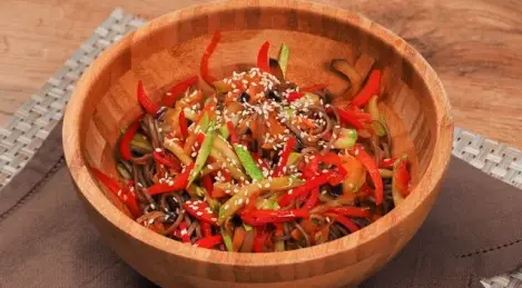 Noodles al wok con verdure