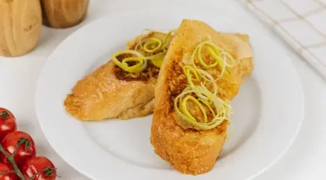 Tostada francesa con huevo y leche en una sartén